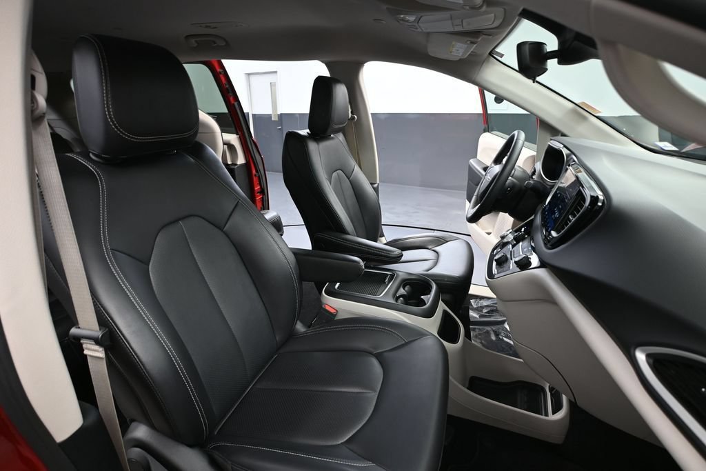 Used 2024 Chrysler Pacifica Touring-L FWD image 47