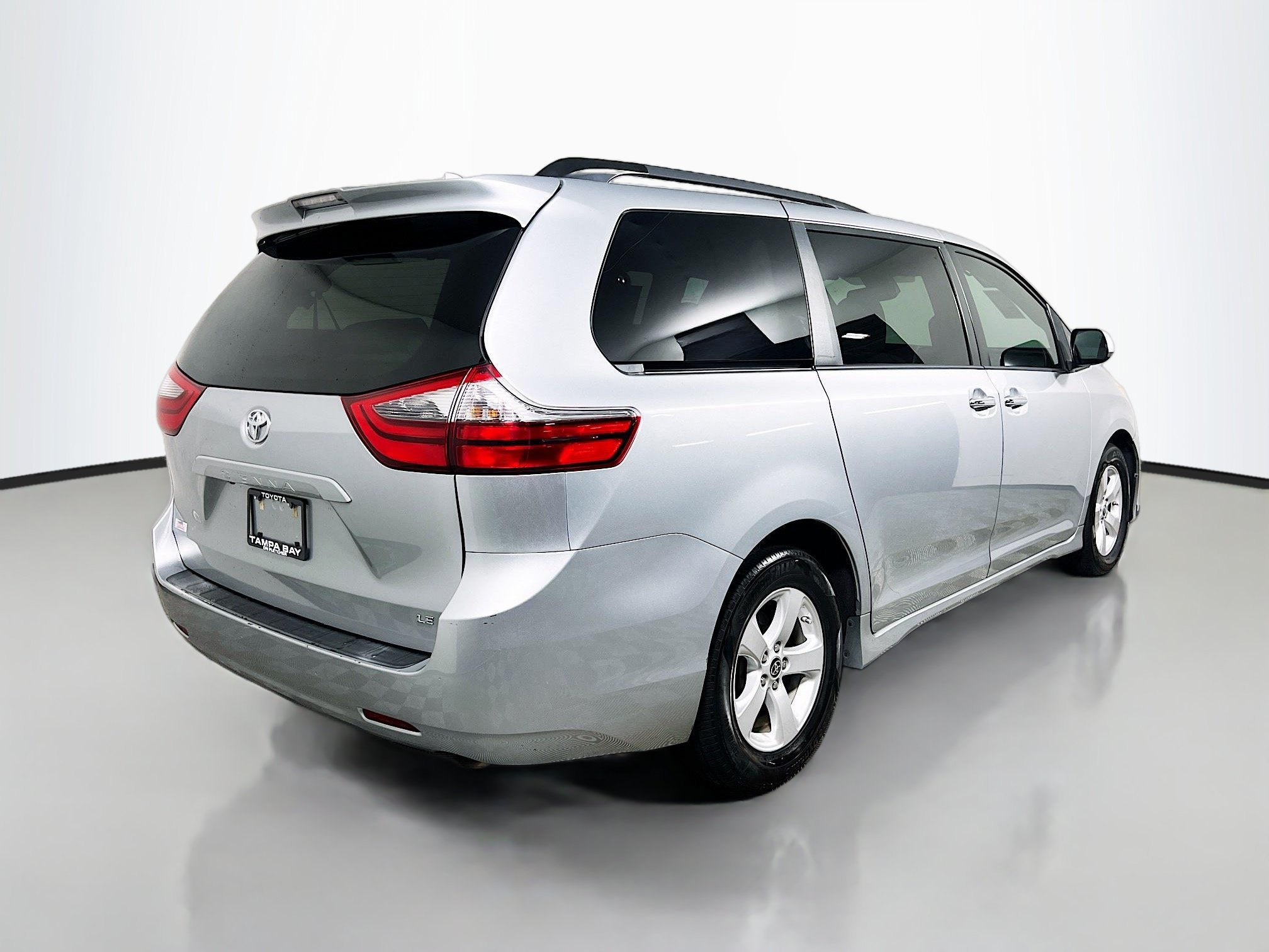 Used 2020 Toyota Sienna LE w/ LE Preferred Package FWD image 4