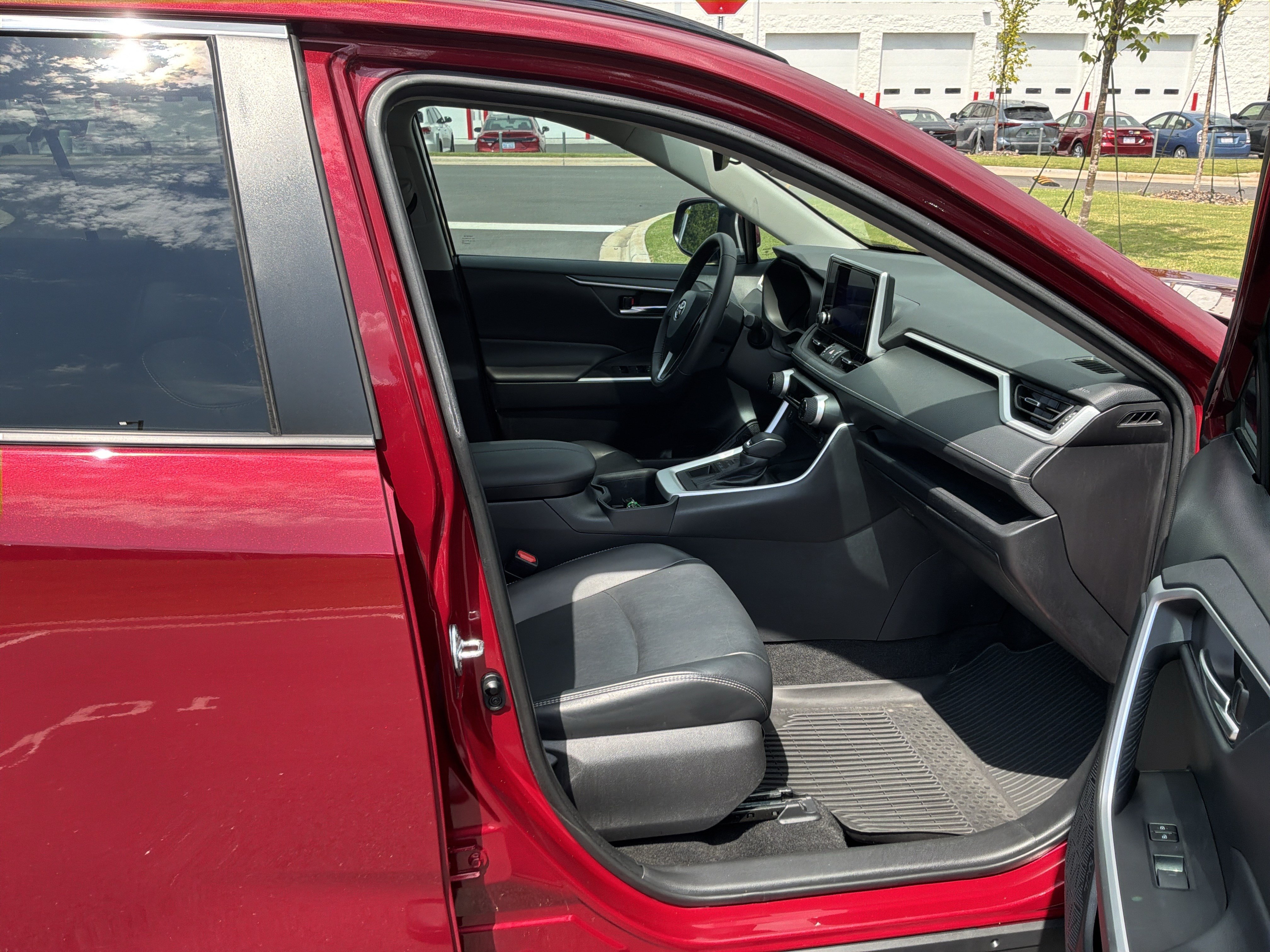 Used 2024 Toyota RAV4 XLE Premium AWD/4WD image 33