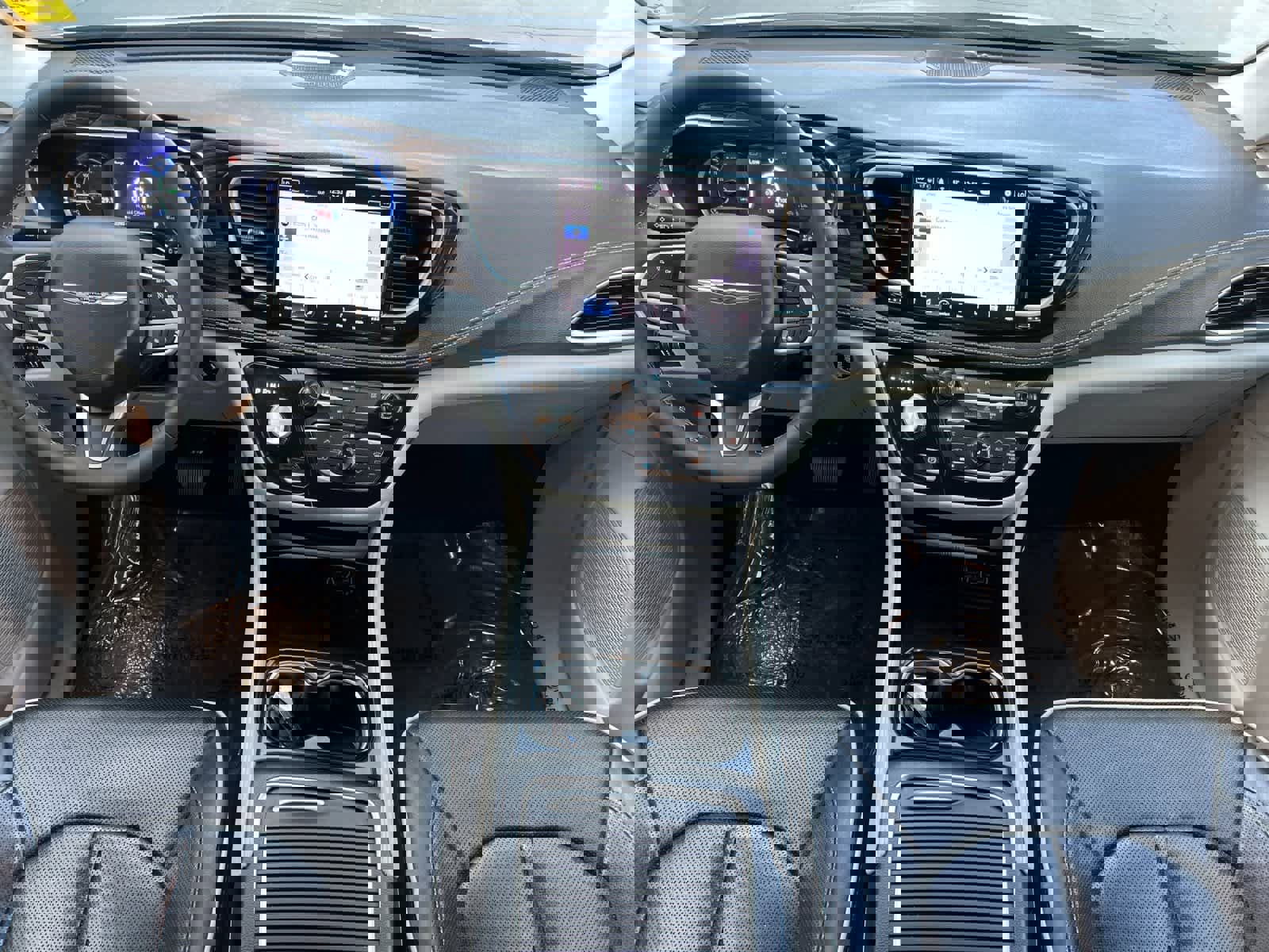 Used 2023 Chrysler Pacifica Limited image 4