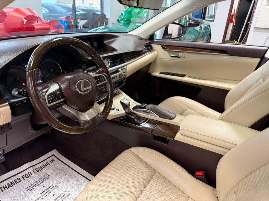Used 2016 Lexus ES 350 w/ Luxury Package w/Wood Trim image 18