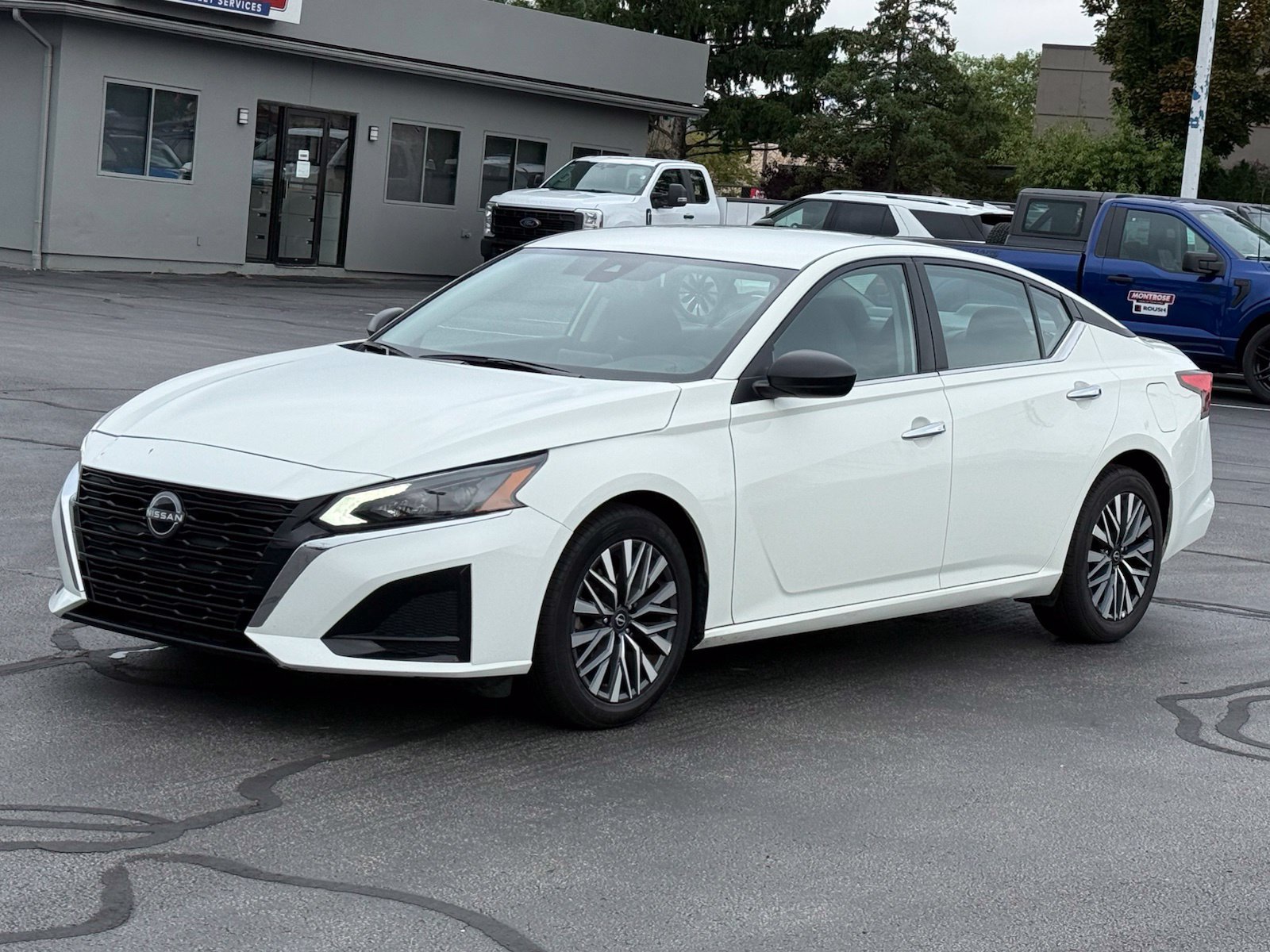 Used 2025 Nissan Altima 2.5 SV FWD image 8