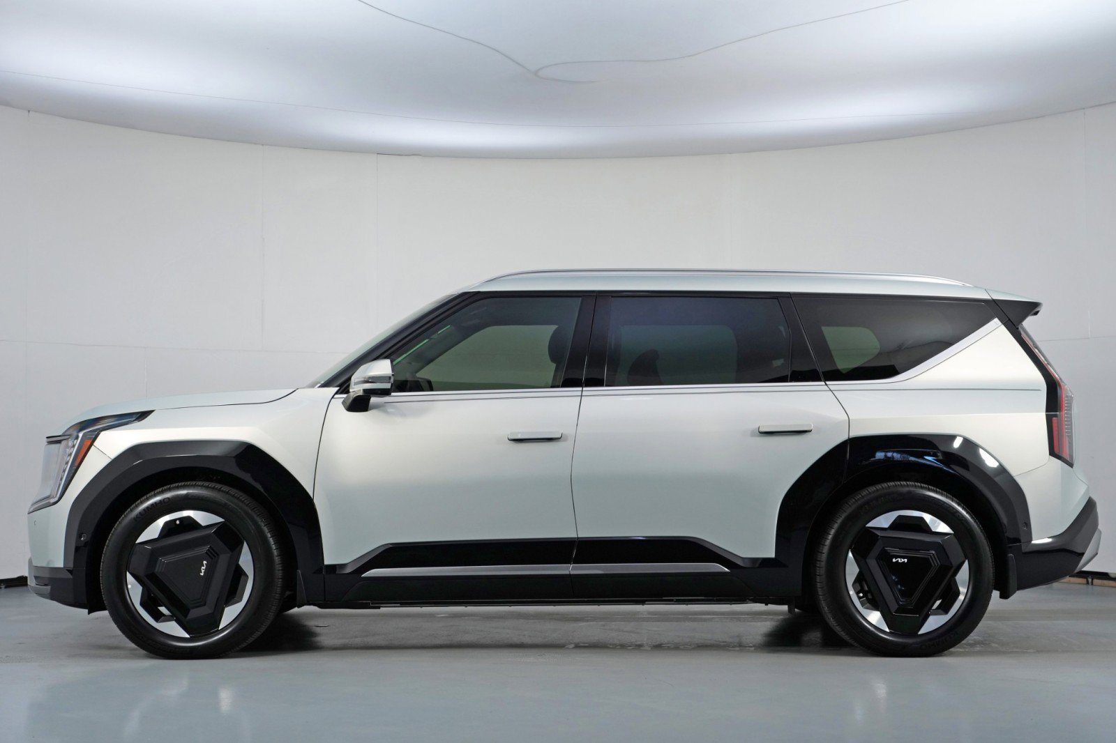 Used 2026 Kia EV9 Land image 9