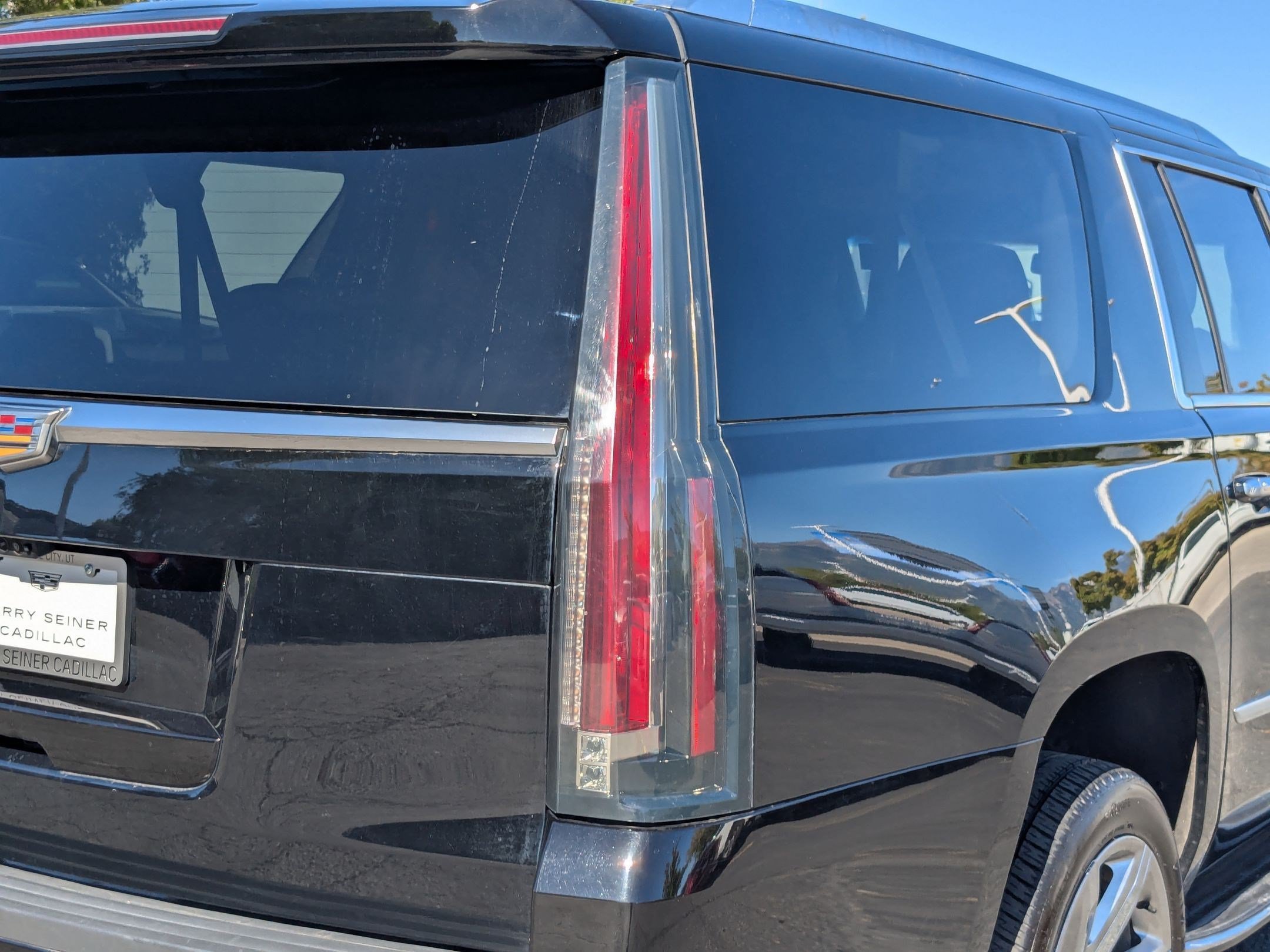 Used 2020 Cadillac Escalade ESV Luxury AWD/4WD image 12