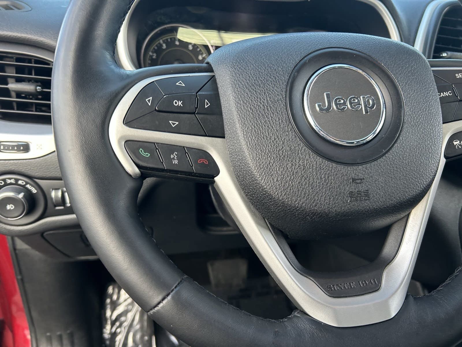 Used 2015 Jeep Cherokee Trailhawk w/ Comfort/Convenience Group AWD/4WD image 27