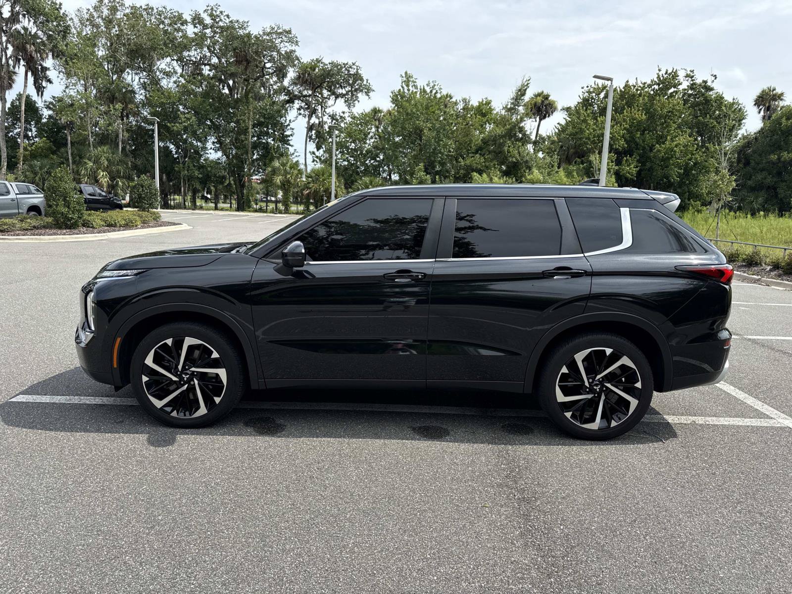 Used 2024 Mitsubishi Outlander SE Black Edition FWD image 6