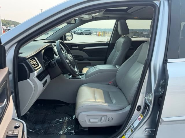 Used 2015 Toyota Highlander XLE AWD/4WD image 10