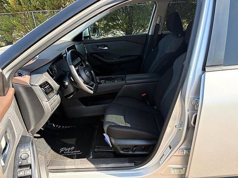 Used 2022 Nissan Rogue SV FWD image 19