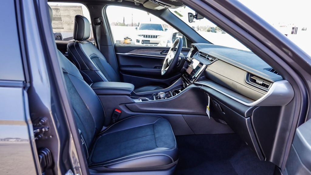 New 2026 Jeep Grand Cherokee Altitude image 21