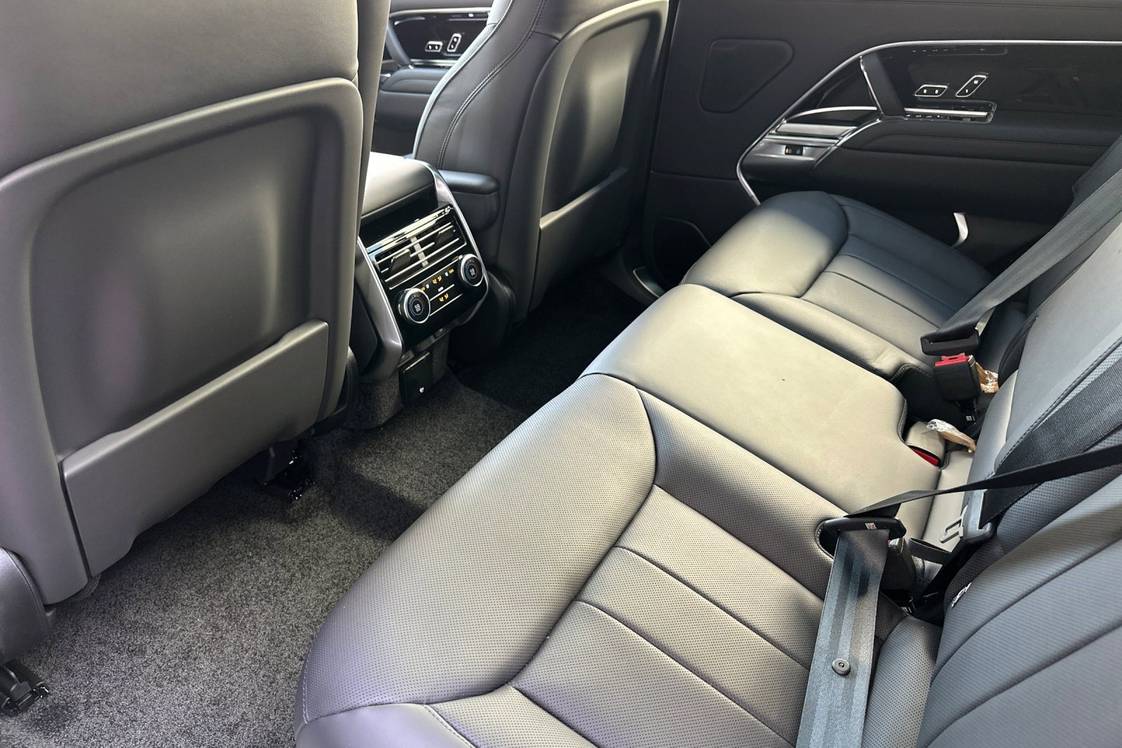 New 2026 Land Rover Range Rover Long Wheelbase SE image 16