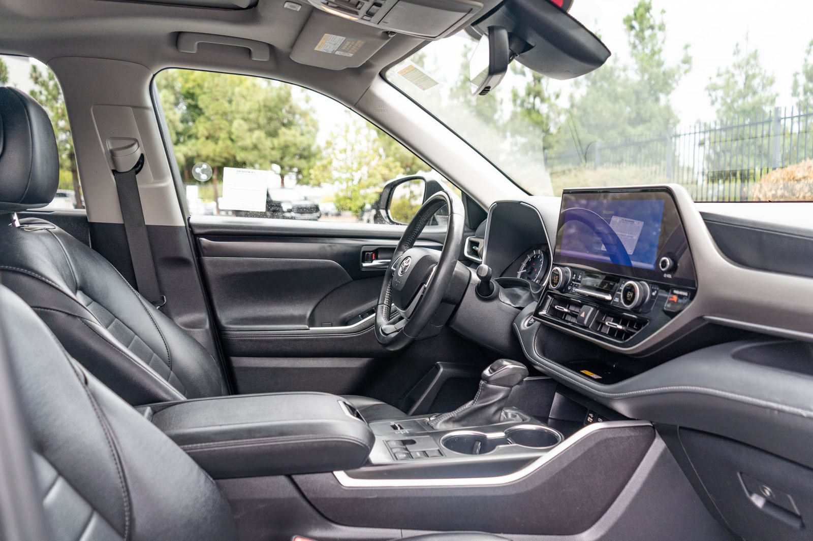 Used 2024 Toyota Highlander XLE FWD image 21
