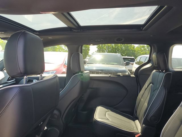 New 2026 Chrysler Pacifica Limited w/ Trailer Tow Group AWD/4WD image 10