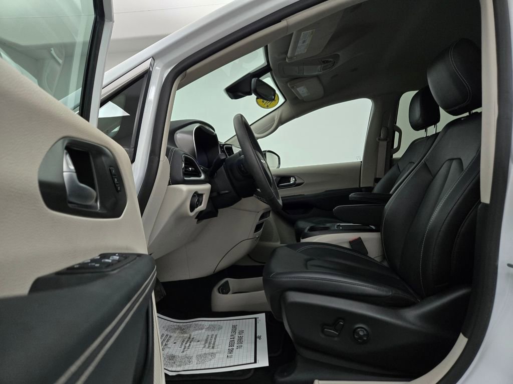 Used 2024 Chrysler Pacifica Touring-L image 18
