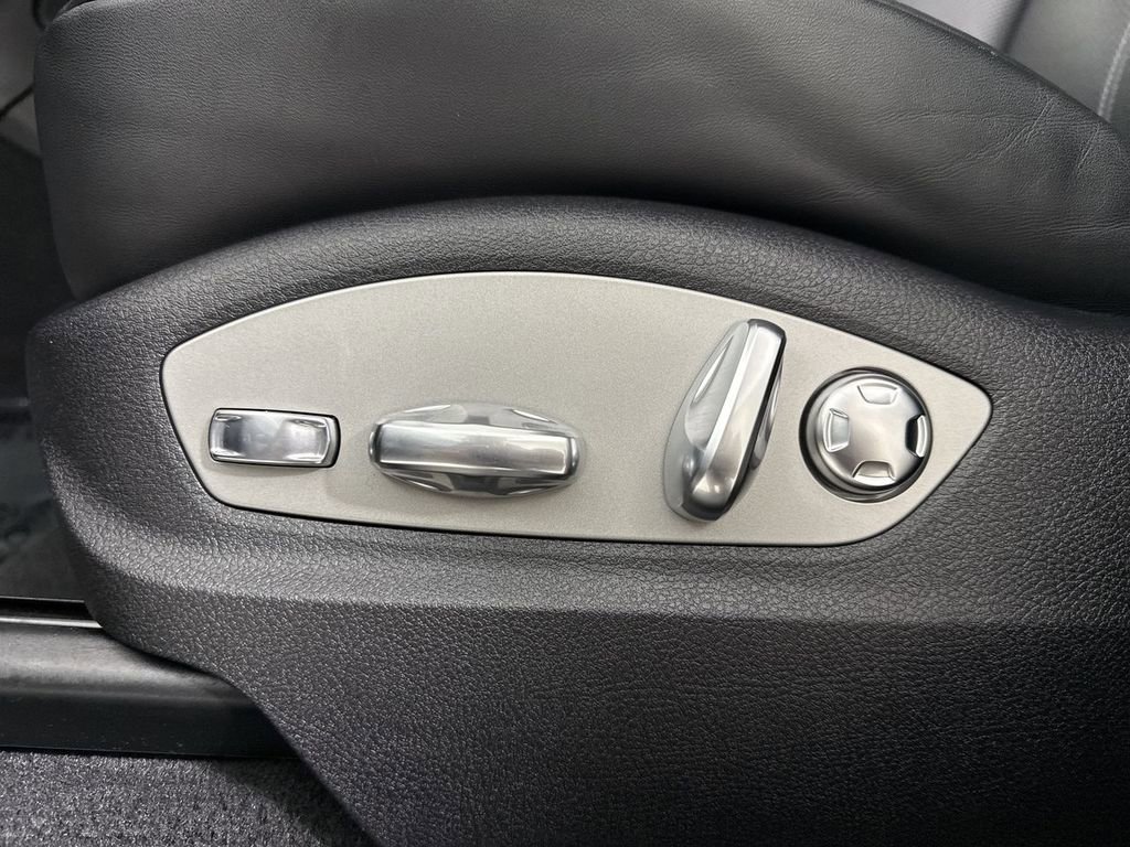 Certified 2025 Porsche Macan image 40