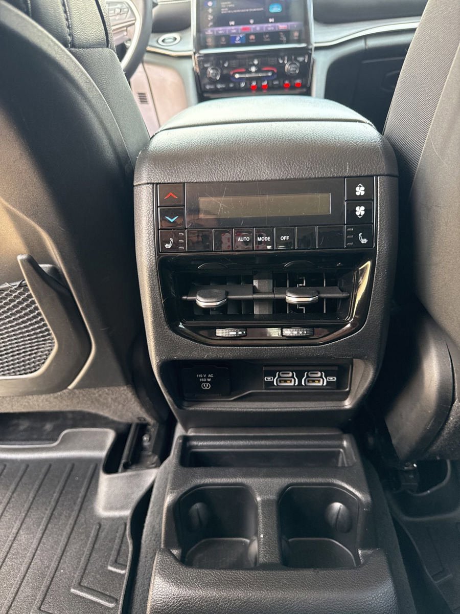 Used 2023 Jeep Grand Cherokee L Limited AWD/4WD image 18