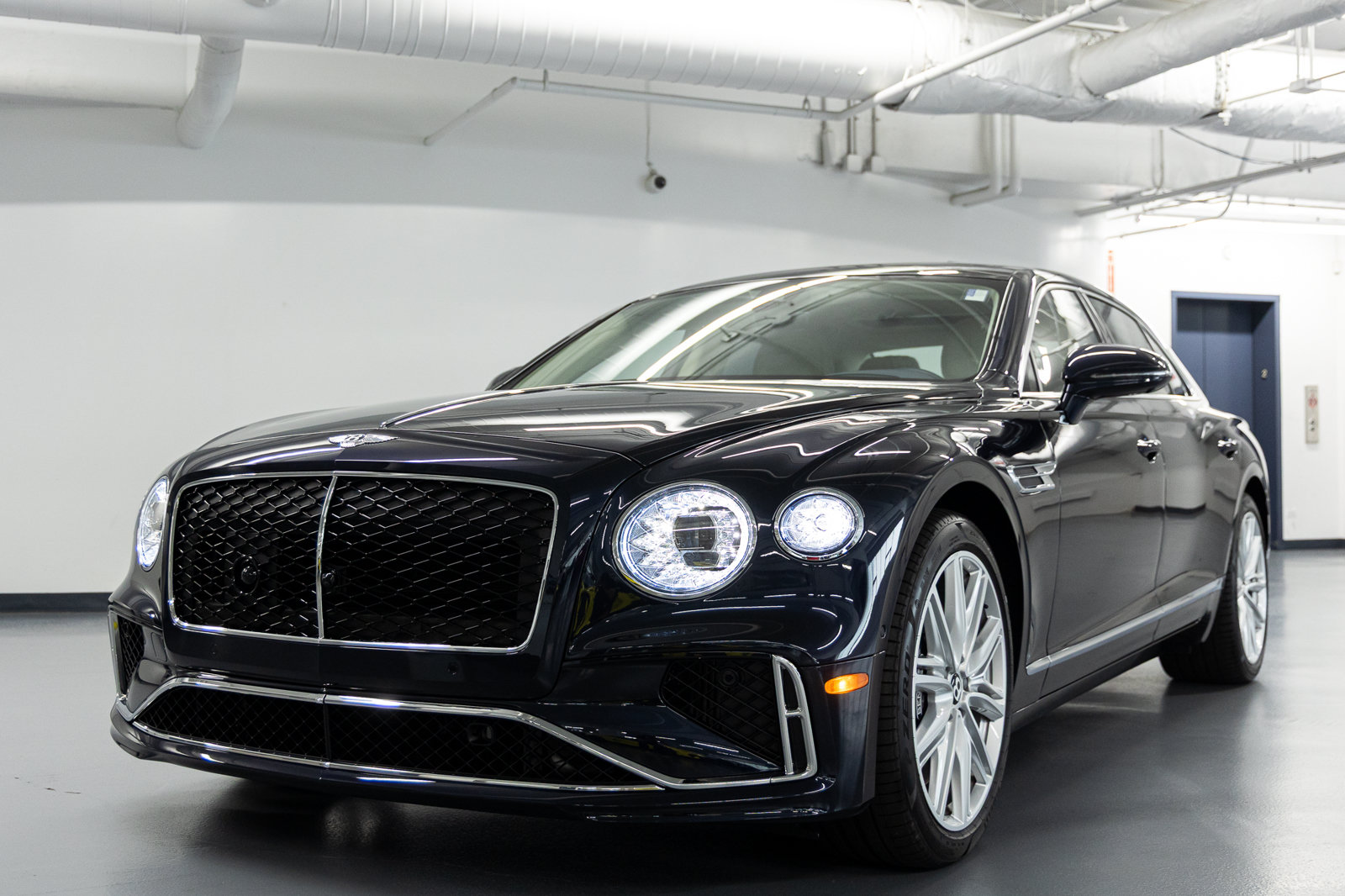 Certified 2026 Bentley Flying Spur V8 AWD/4WD image 3