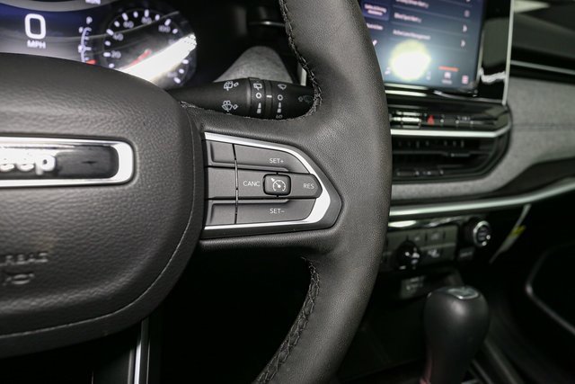 Used 2025 Jeep Compass Latitude image 30