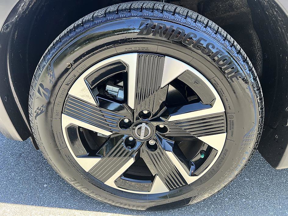 Certified 2025 Nissan Kicks SV AWD/4WD image 9