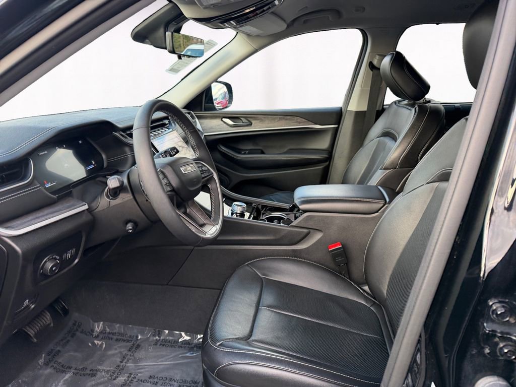 Used 2023 Jeep Grand Cherokee Limited w/ Luxury Tech Group II image 9