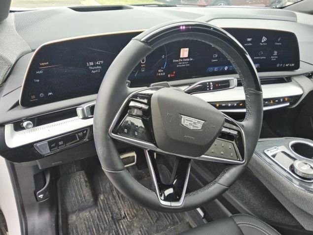 Used 2025 Cadillac Optiq Luxury 2 w/ LPO, Floor Liner Package AWD/4WD image 9