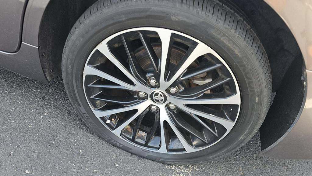 Used 2020 Toyota Camry SE w/ Blackout Package FWD image 5