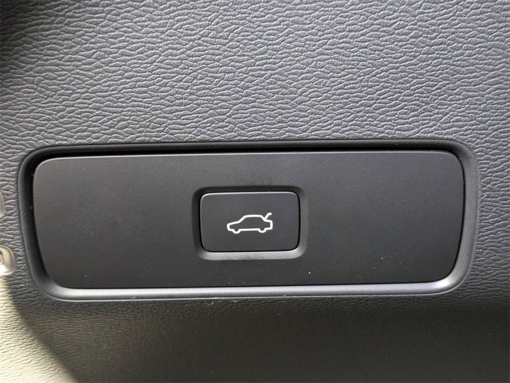 Used 2026 Volvo XC40 B4 Core image 32