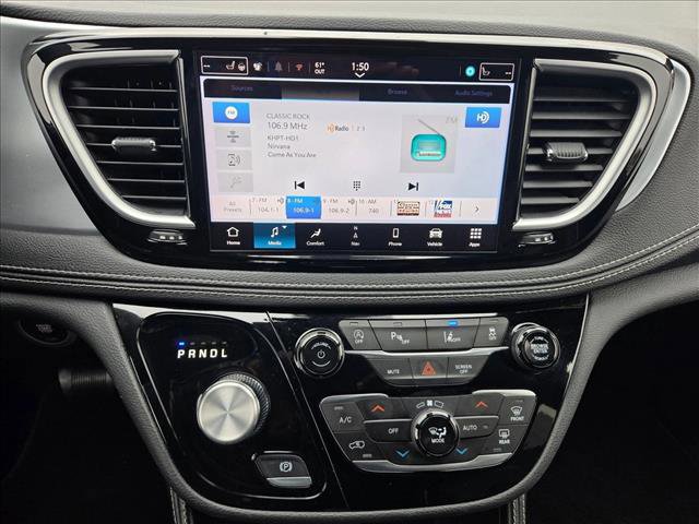Used 2025 Chrysler Pacifica Limited image 13
