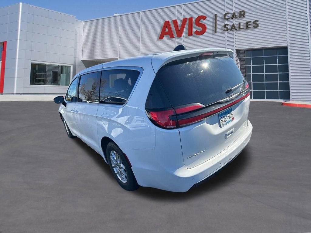 Used 2025 Chrysler Pacifica Select image 5