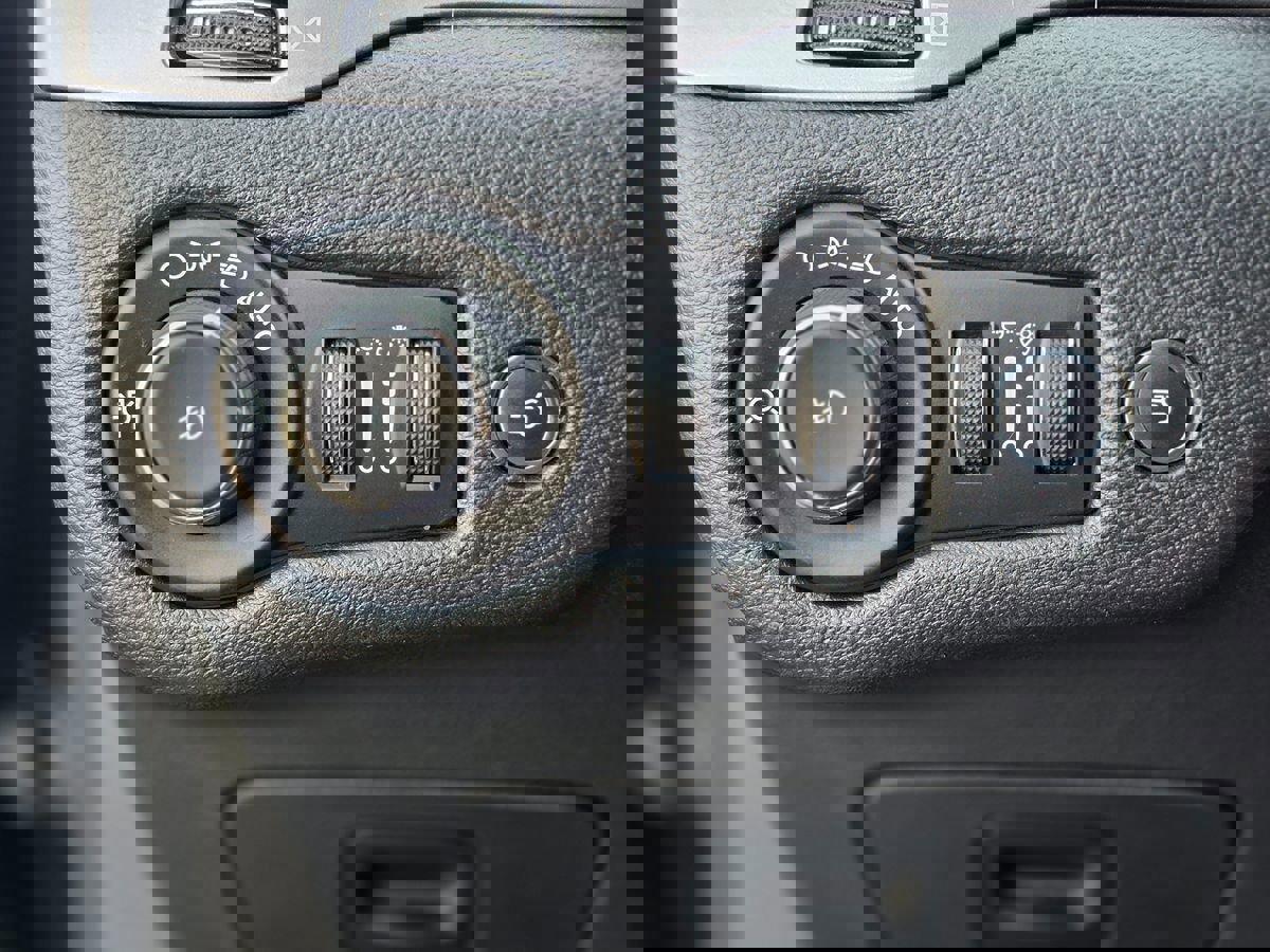 Used 2019 Jeep Cherokee Limited image 44