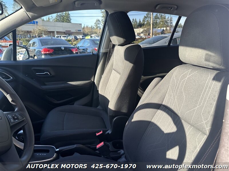 Used 2017 Chevrolet Trax LT w/ Driver Confidence Package AWD/4WD image 24