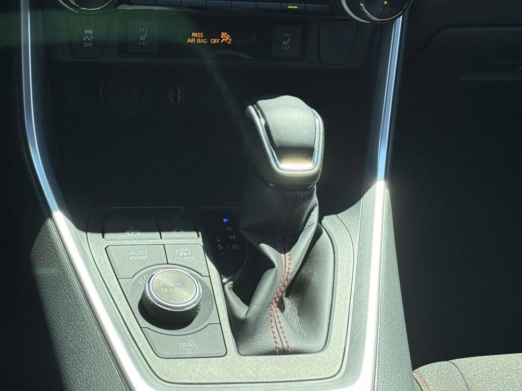 Used 2025 Toyota RAV4 SE image 20