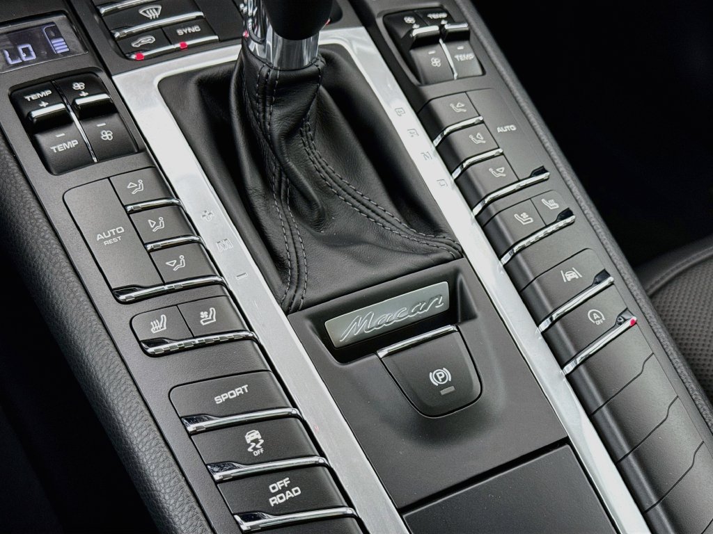 Certified 2020 Porsche Macan AWD/4WD image 22
