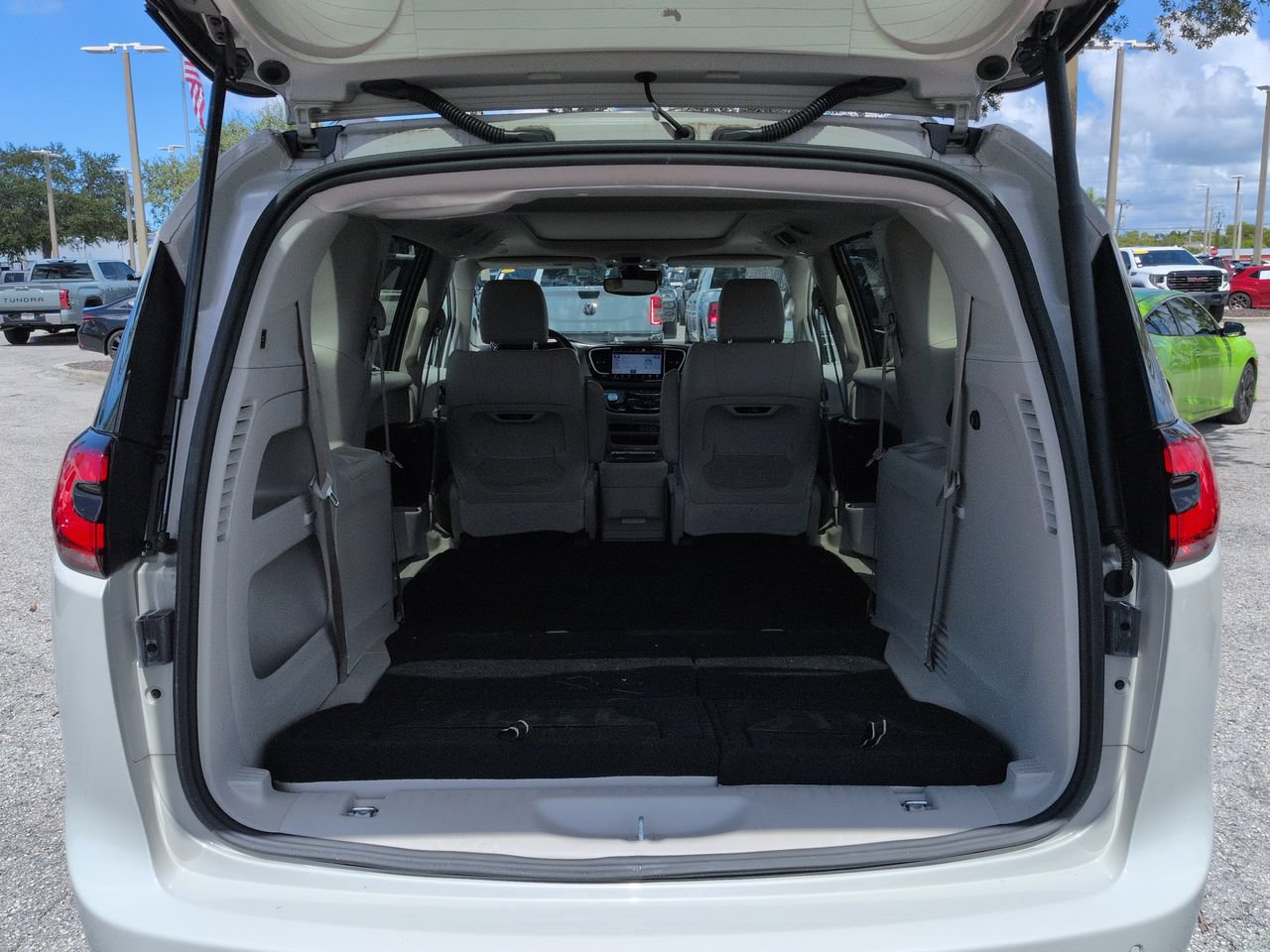 Used 2021 Chrysler Pacifica Touring-L w/ Premium & Safety Sphere Group FWD image 13