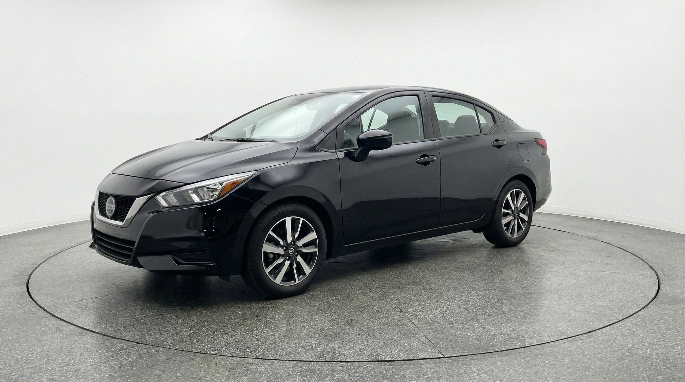 Used 2025 Nissan Versa SV image 3