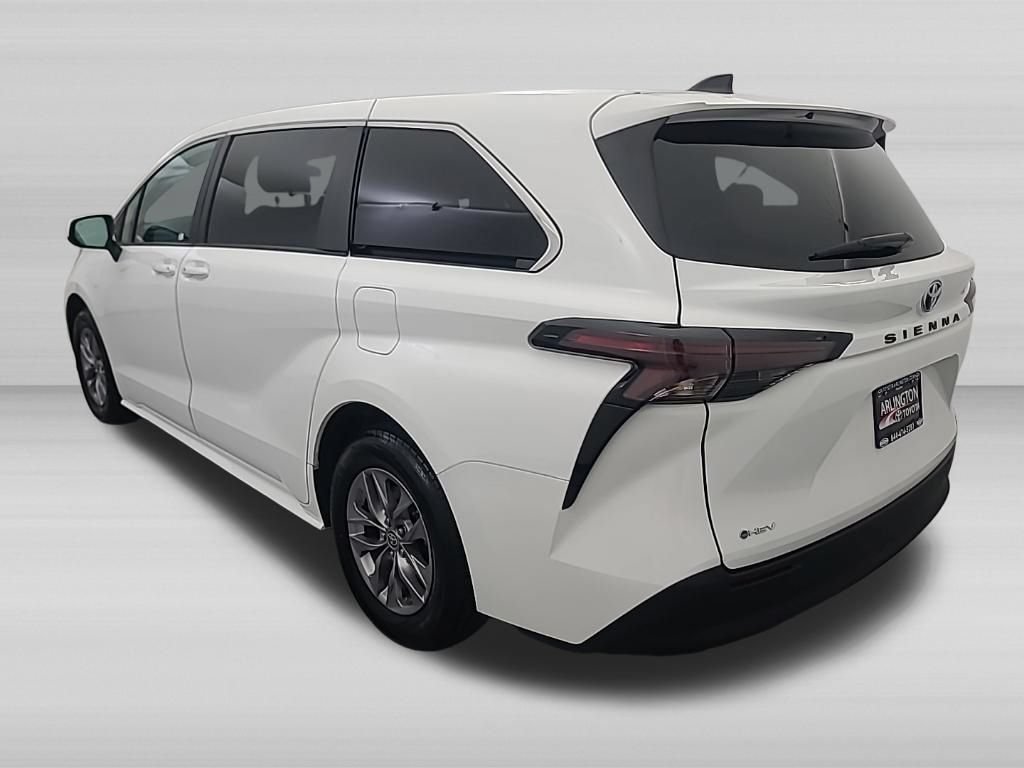 Used 2025 Toyota Sienna LE FWD image 7