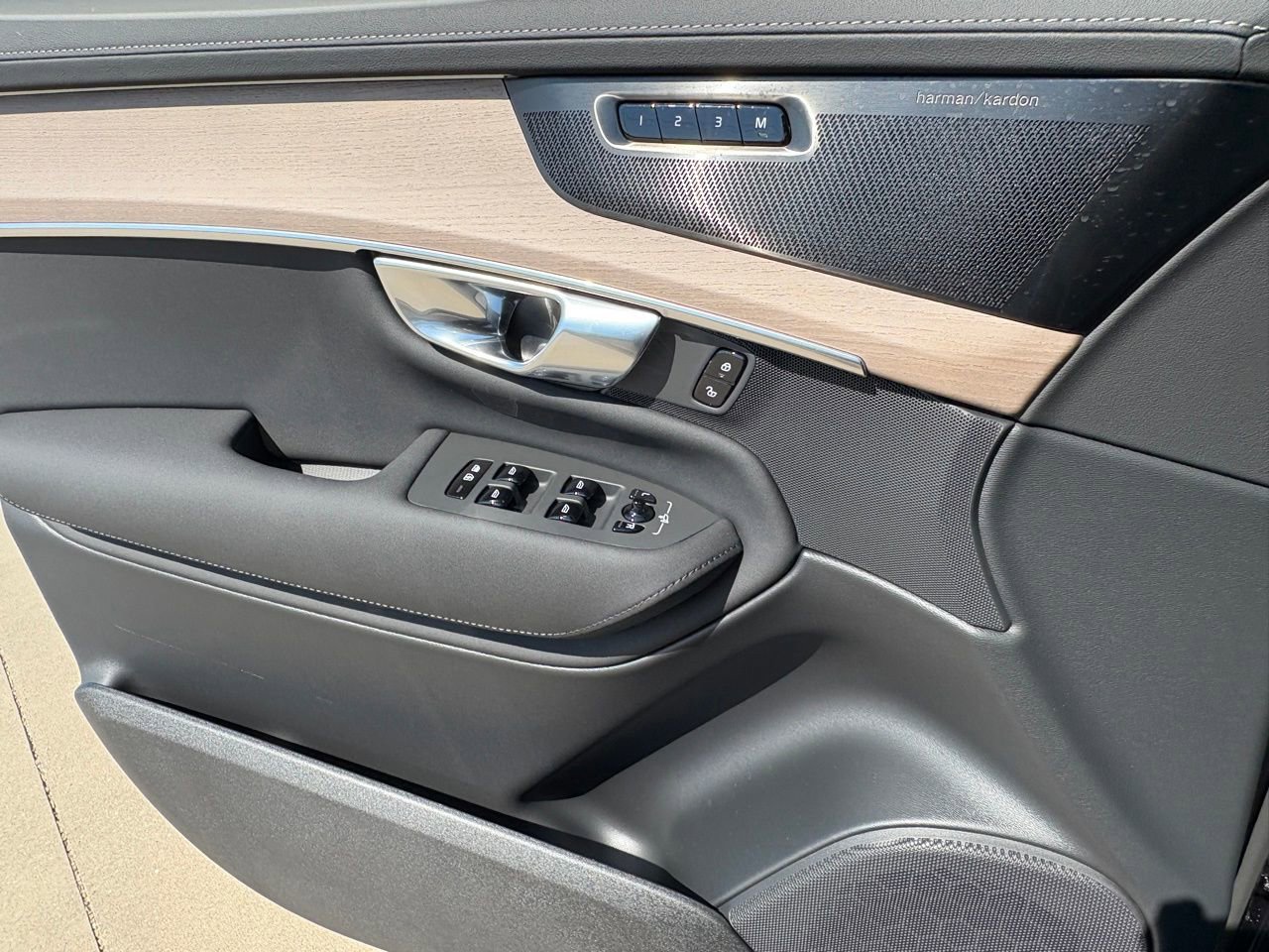 New 2026 Volvo XC90 B6 Plus w/ Protection Package Premier AWD/4WD image 16