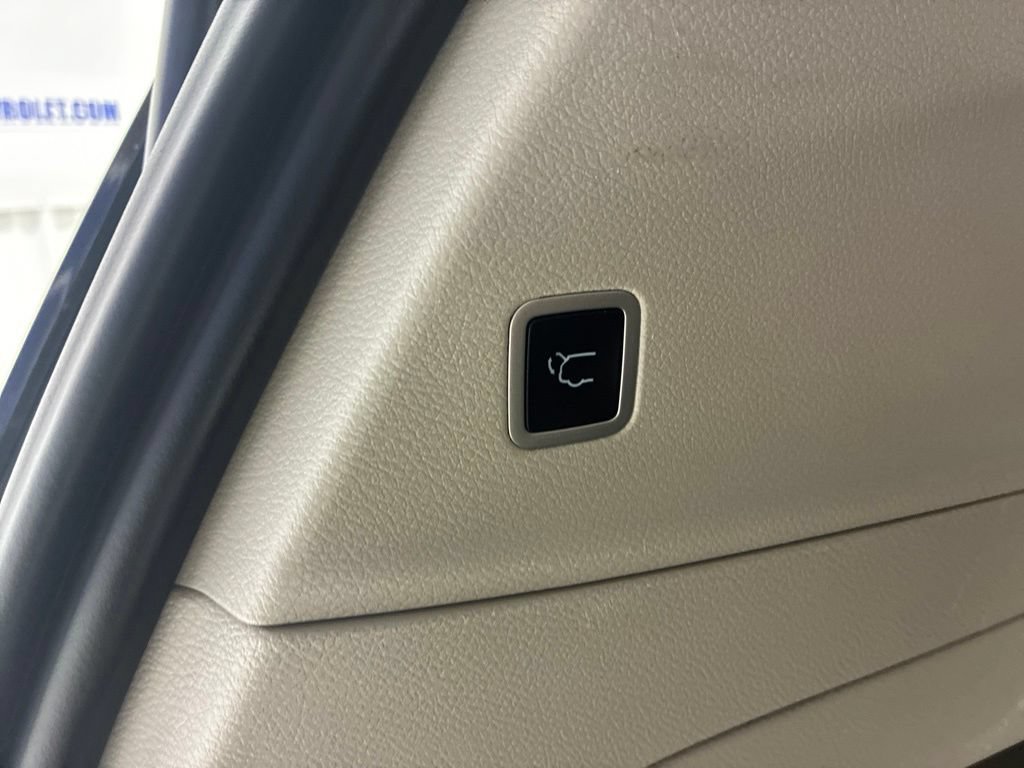 Used 2023 Chrysler Pacifica Touring-L FWD image 32