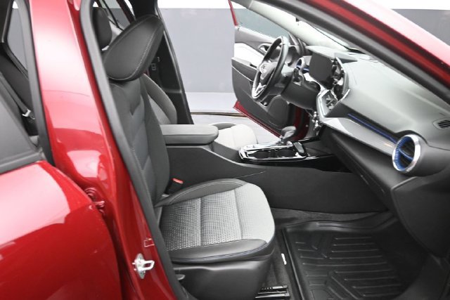 Used 2024 Chevrolet Trax LT w/ Sunroof Package FWD image 18