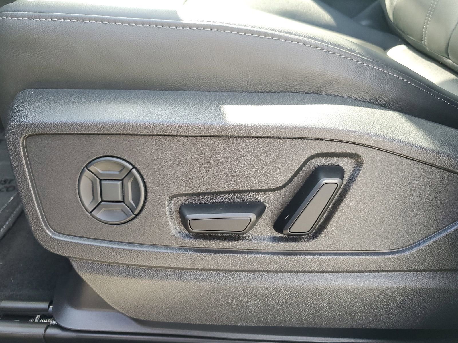 Used 2025 Audi Q5 Premium w/ Convenience Package image 23