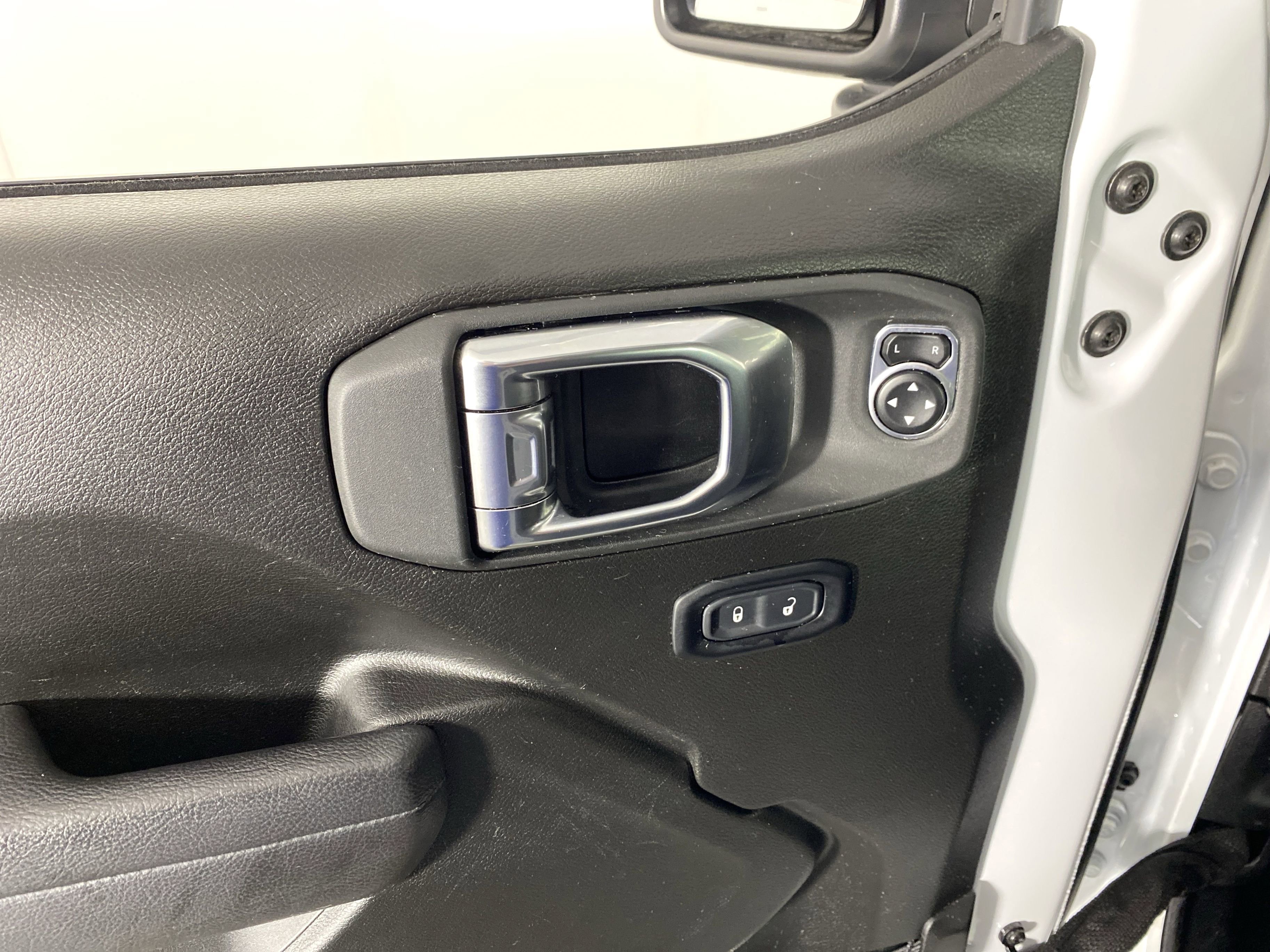 Used 2025 Jeep Wrangler Willys AWD/4WD image 14