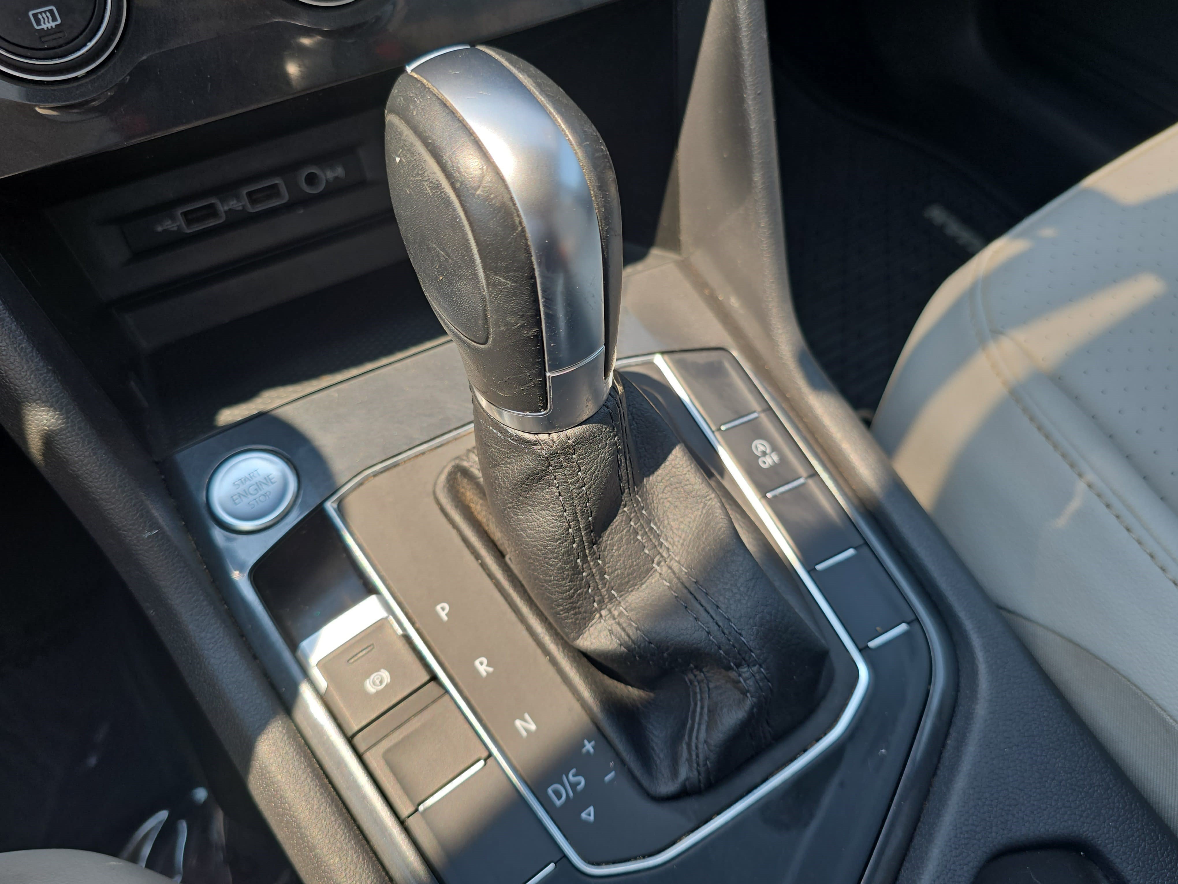 Used 2018 Volkswagen Tiguan SE w/ Panoramic Sunroof Package FWD image 24