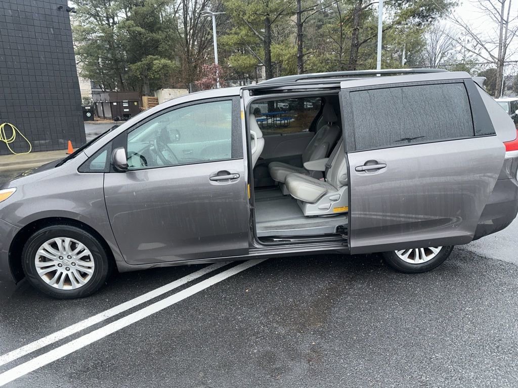 Used 2013 Toyota Sienna XLE image 13