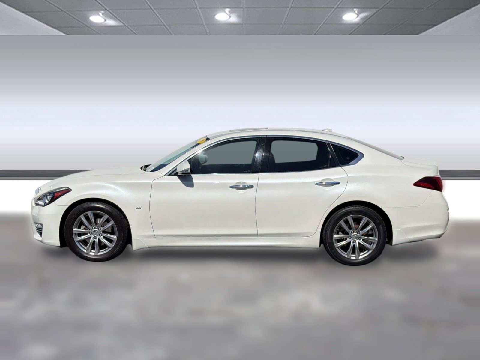 Used 2019 INFINITI Q70 Luxe RWD image 2