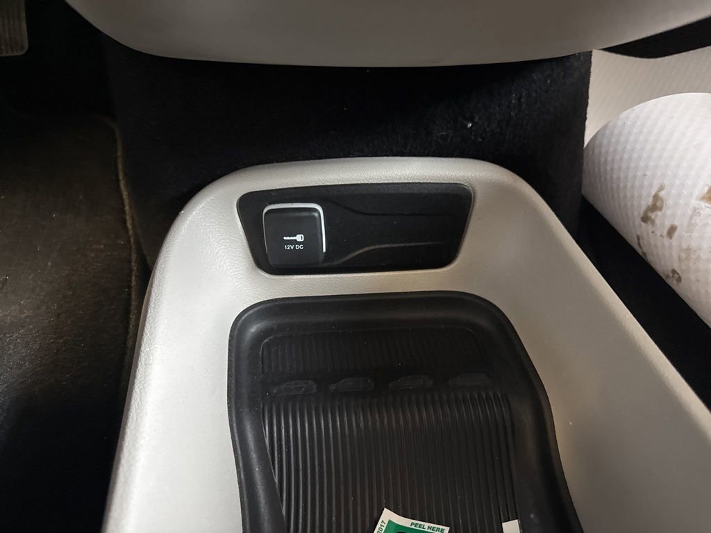 Used 2023 Chrysler Voyager LX image 23