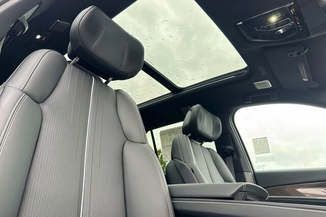 New 2026 Cadillac Vistiq Sport w/ LPO, Floor Liner Package AWD/4WD image 18