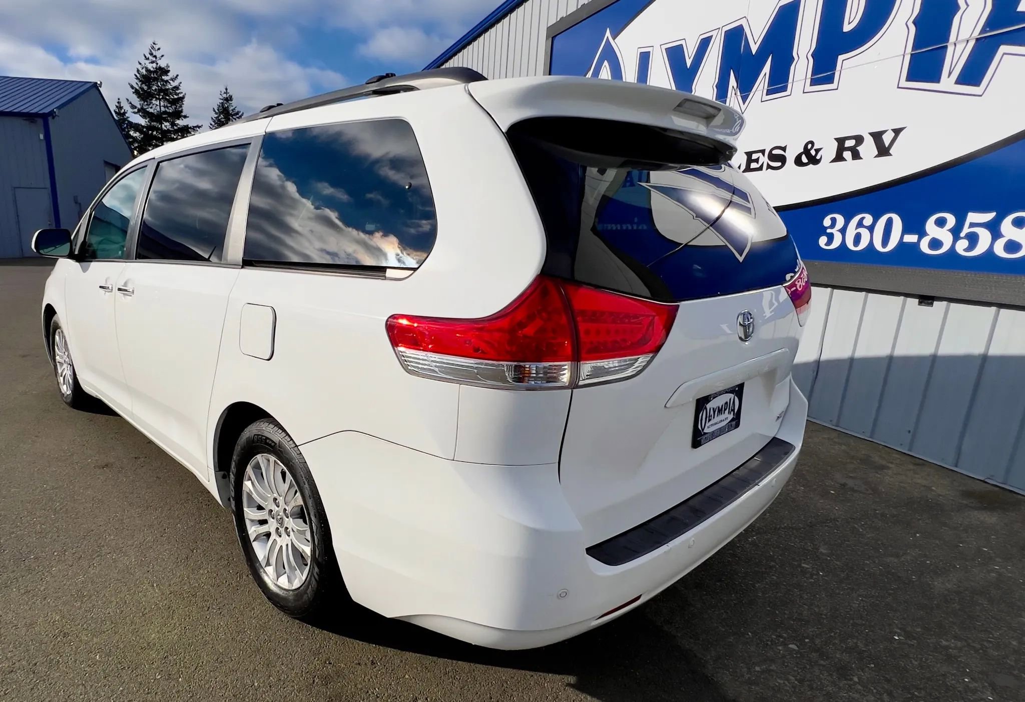 Used 2011 Toyota Sienna XLE w/ Premium Pkg image 12