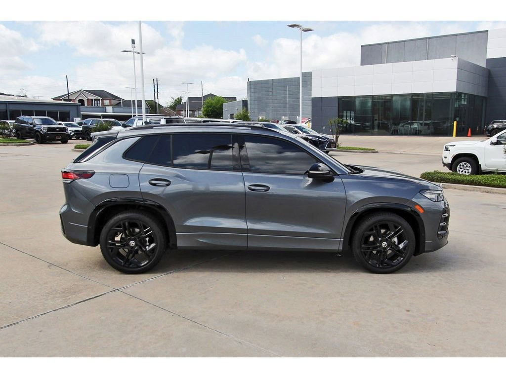 Used 2025 Volkswagen Tiguan SE R-Line image 7