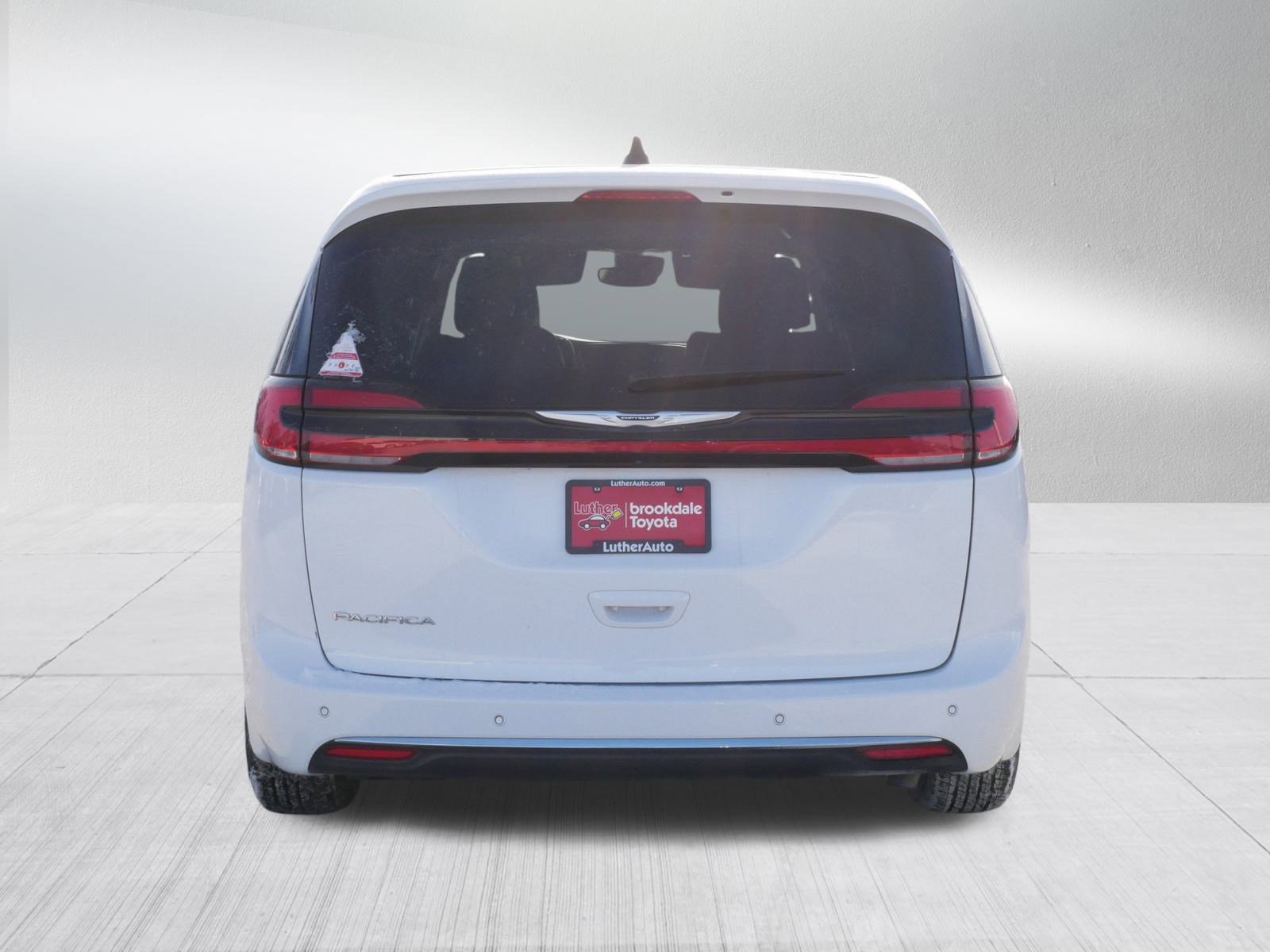Used 2024 Chrysler Pacifica Touring-L image 6