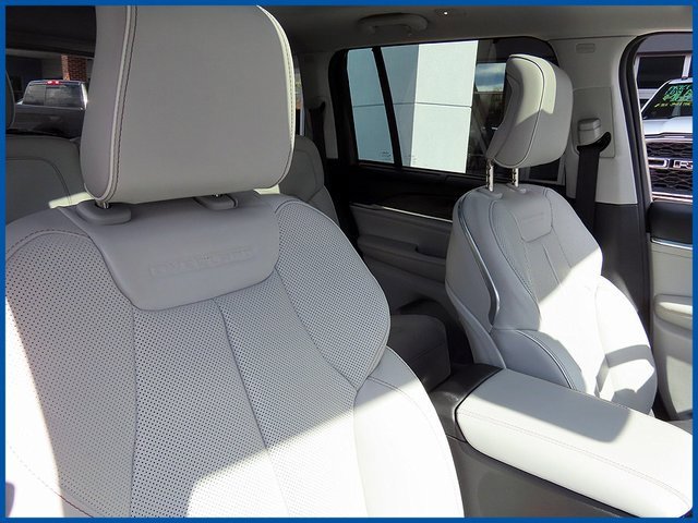 Used 2022 Jeep Grand Cherokee Overland w/ Luxury Tech Group IV image 9