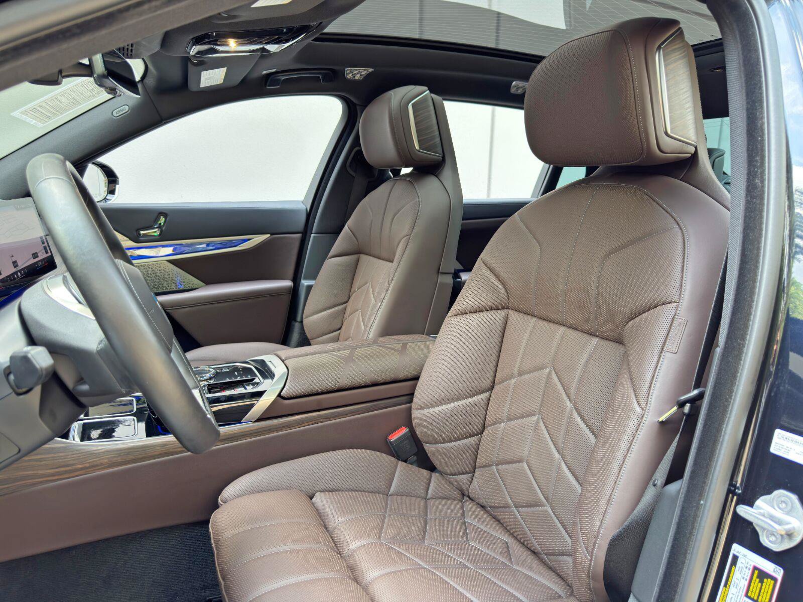 Used 2023 BMW i7 xDrive60 w/ Executive Package 2 AWD/4WD image 48